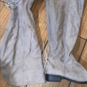 Knee high grey Torrid boots 👢 🤍🖤✨